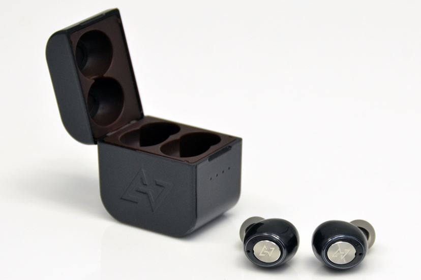 トレンドをとことん押さえて1万円切り！ AVIOTの最新完全ワイヤレス