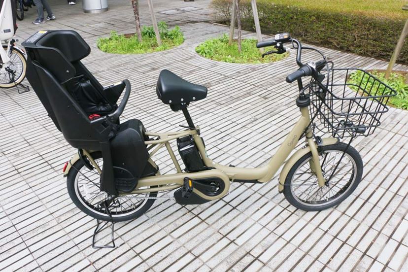 押し歩きが楽々！ 子どもの送迎に使う電動アシスト自転車には
