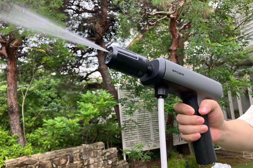 ベランダも玄関掃除もこれでいいじゃん！ 電源も水栓も“いらない”超