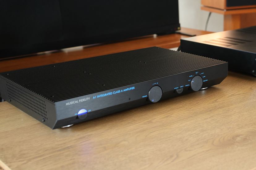 これがA級アンプの魔力！ 復活したプリメイン「A1」がアツくてエモい