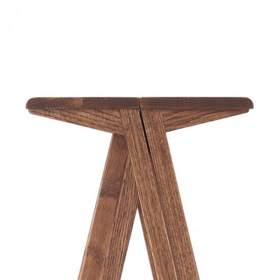 2つに分けられるロースツール レッドオーク / ブラウン色・着色オイル