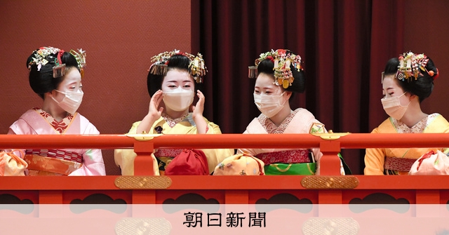 舞妓さん、桟敷席にずらり 師走の京都彩る「花街総見」 [京都府]：朝日新聞