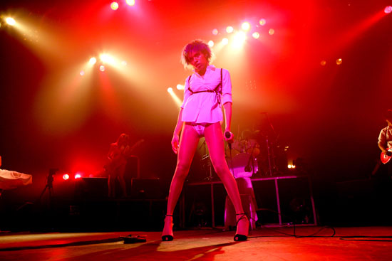 女王蜂、休止前ラスト・ライヴ〈白兵戦〉は儚くも美しい感動の一夜に