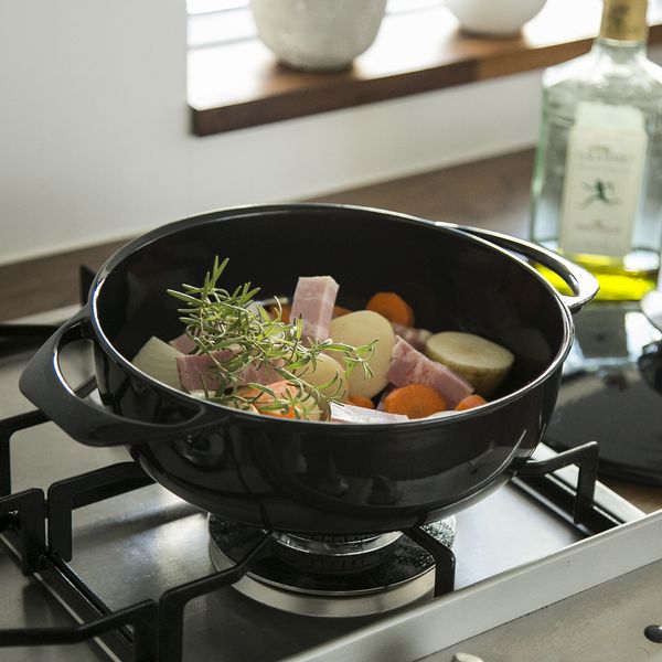 UNILLOY/キャセロール 浅型 24cm -軽い鋳物ホーロー鍋で、いつもの料理