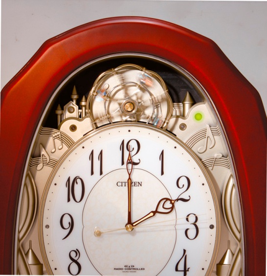 美しいメロディーで時を知らせる！スモールワールド電波時計 パレス