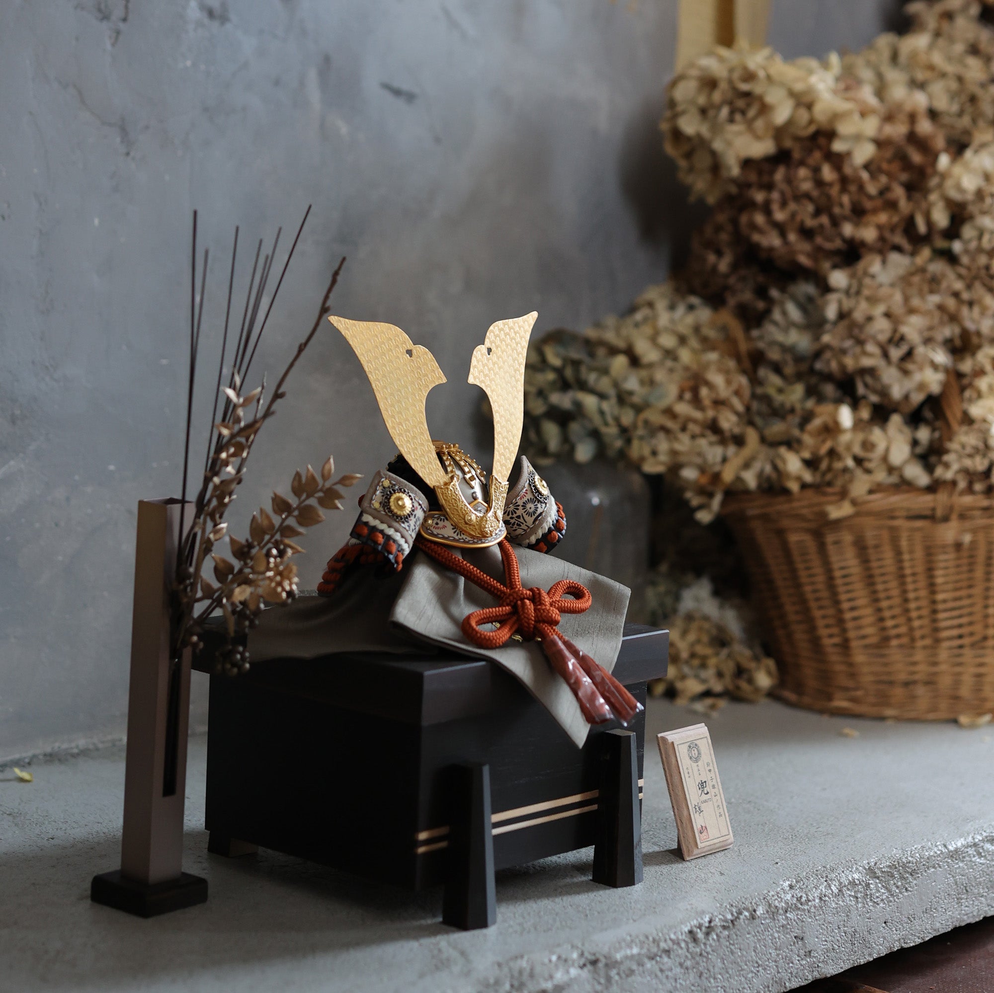 兜 出し飾り（櫃飾り） ｜雛人形（ひなにんぎょう）の祈ドール