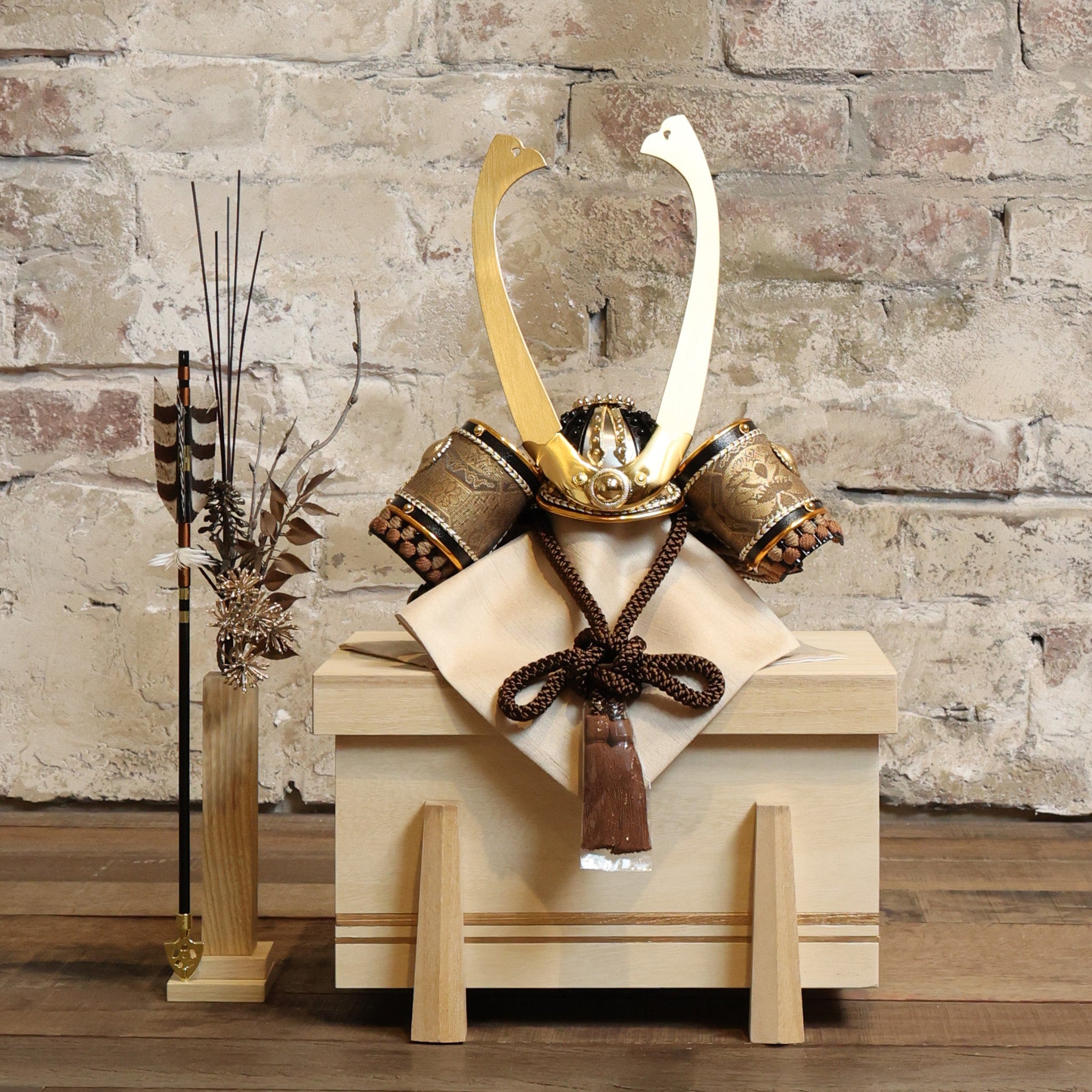 兜 出し飾り（櫃飾り） ｜雛人形（ひなにんぎょう）の祈ドール