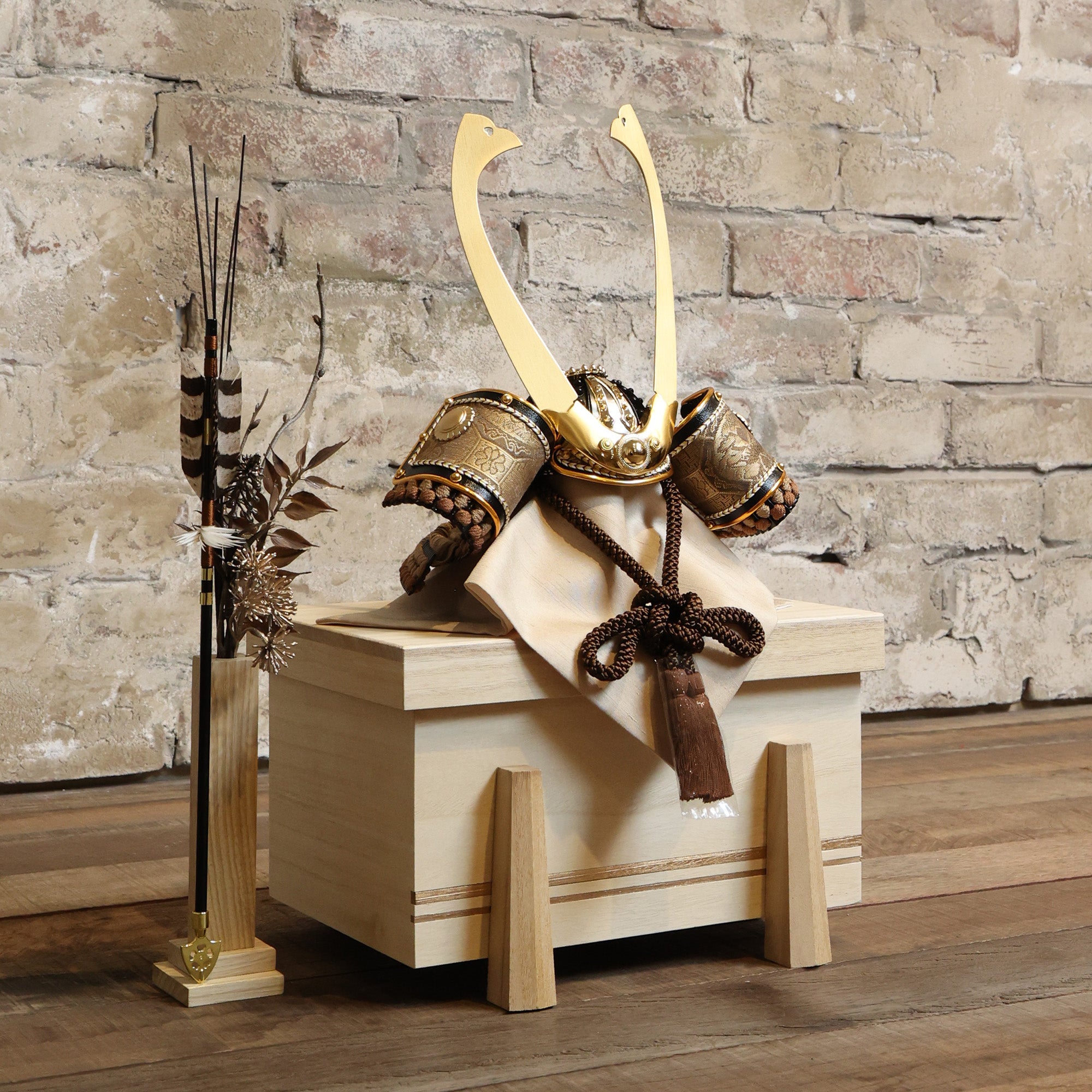 兜 出し飾り（櫃飾り） ｜雛人形（ひなにんぎょう）の祈ドール