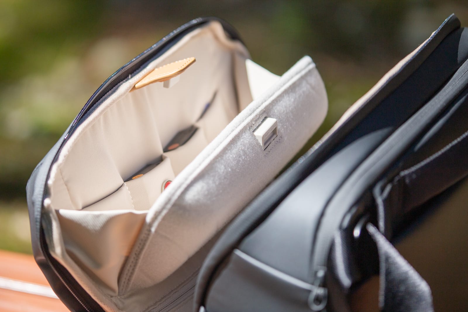 質感が良くて考えられた使い勝手のカメラバッグPGYTECH「OneGo