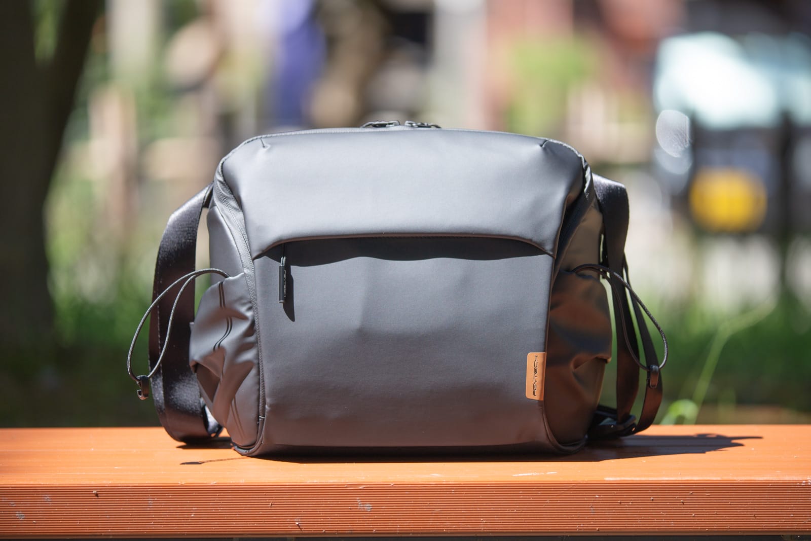 質感が良くて考えられた使い勝手のカメラバッグPGYTECH「OneGo