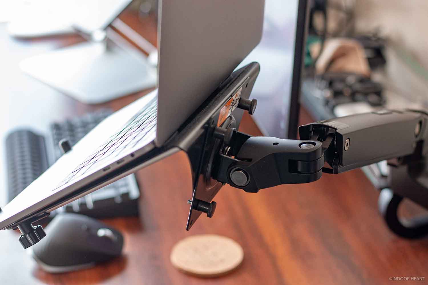 ノートPCを宙に浮かせる。 Amazonベーシック製「ノートPCマウント