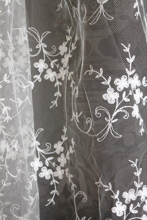 ホワイトフラワーの花束の清楚な白刺繍、フランスレースのフェミニンな