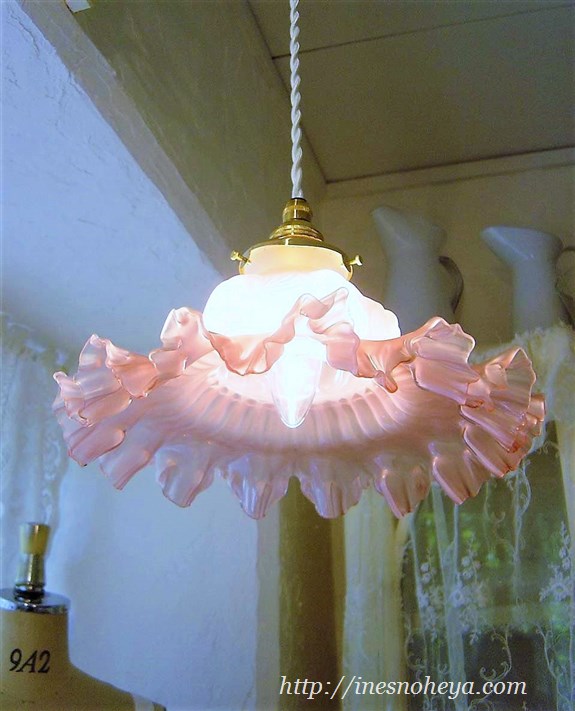 チェリーピンクのフリルガラスが可愛いフランスヴィンテージ・ガラス