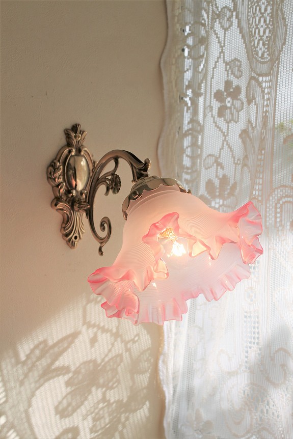 フリルガラスランプシェード（ピンクレッドフリル）とフレンチ