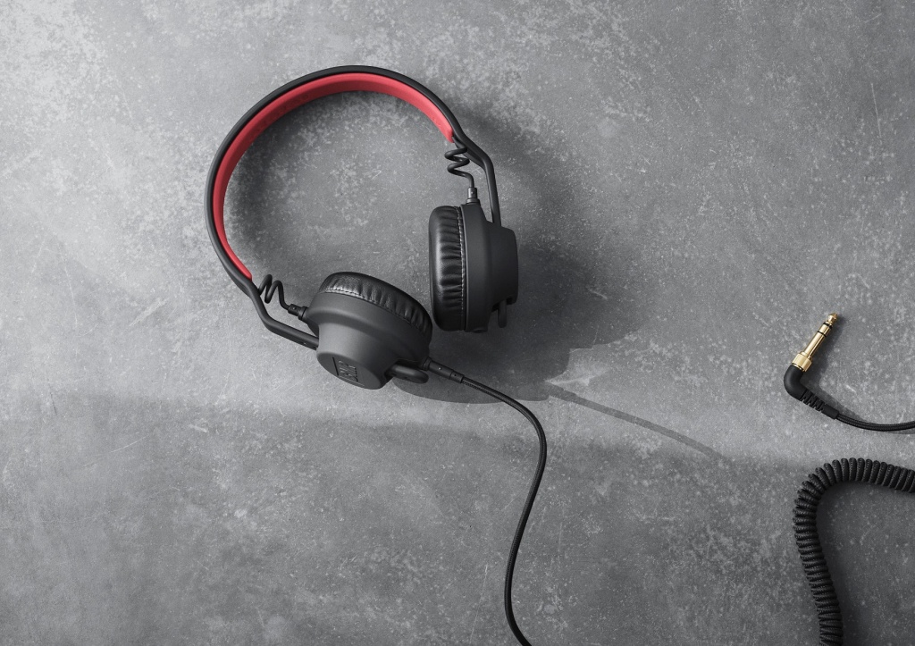 ピュアな素材、デザイン、音質にフォーカスしたワイヤレスヘッドホン