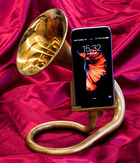 金管楽器メーカーから生まれた真鍮製スピーカー Carol Brass Desk