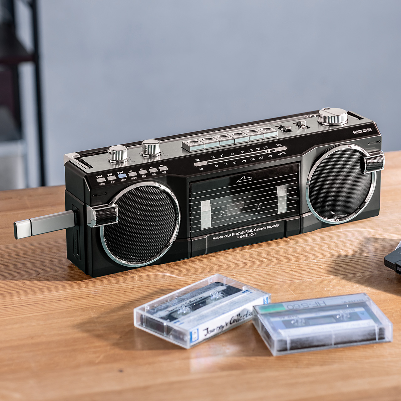 80年代風デザインを採用し、BluetoothやUSBに対応したラジカセ「400