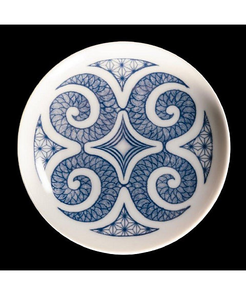 アイヌ工芸と暮らす。64＞アイヌ文様有田焼 染付皿 4寸 郷右近