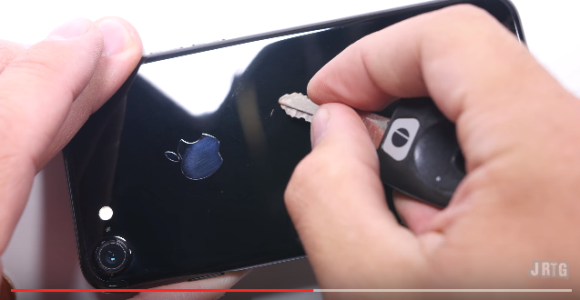 実験動画】iPhone7のジェットブラックは本当に傷つきやすいのか