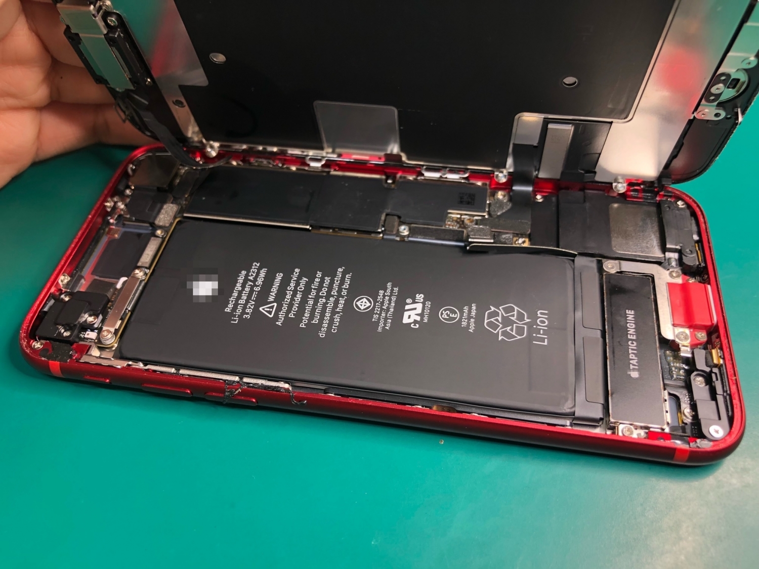 バッテリー残量が2%から増えず、再起動を繰り返すiPhone SE2のご相談を