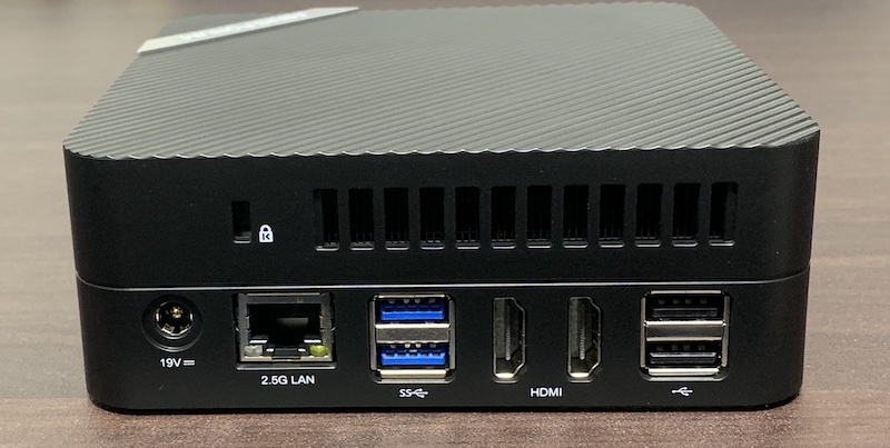 MinisforumのミニPC「UM560XT」ベアボーンをレビュー｜AMD Ryzen5