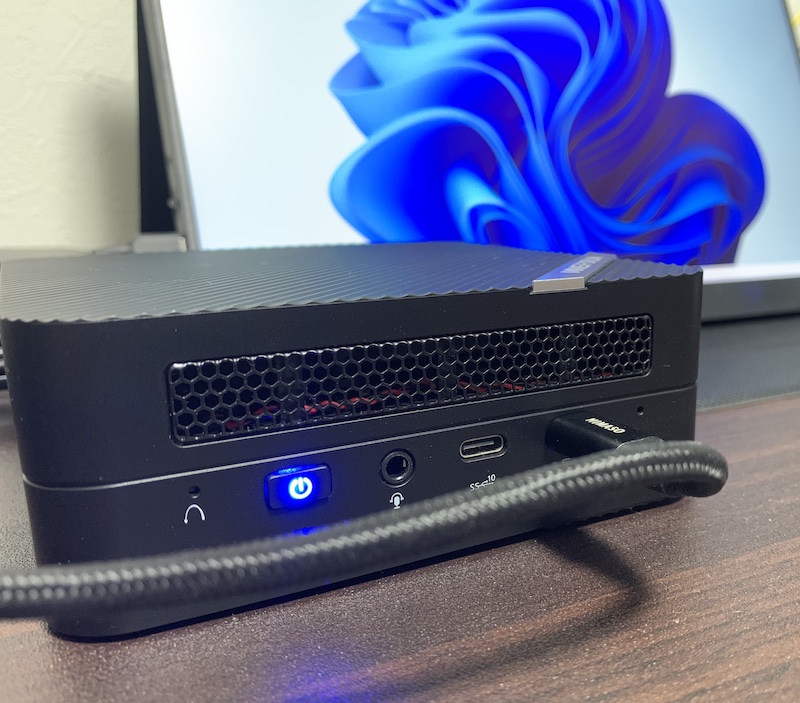 MinisforumのミニPC「UM560XT」ベアボーンをレビュー｜AMD Ryzen5