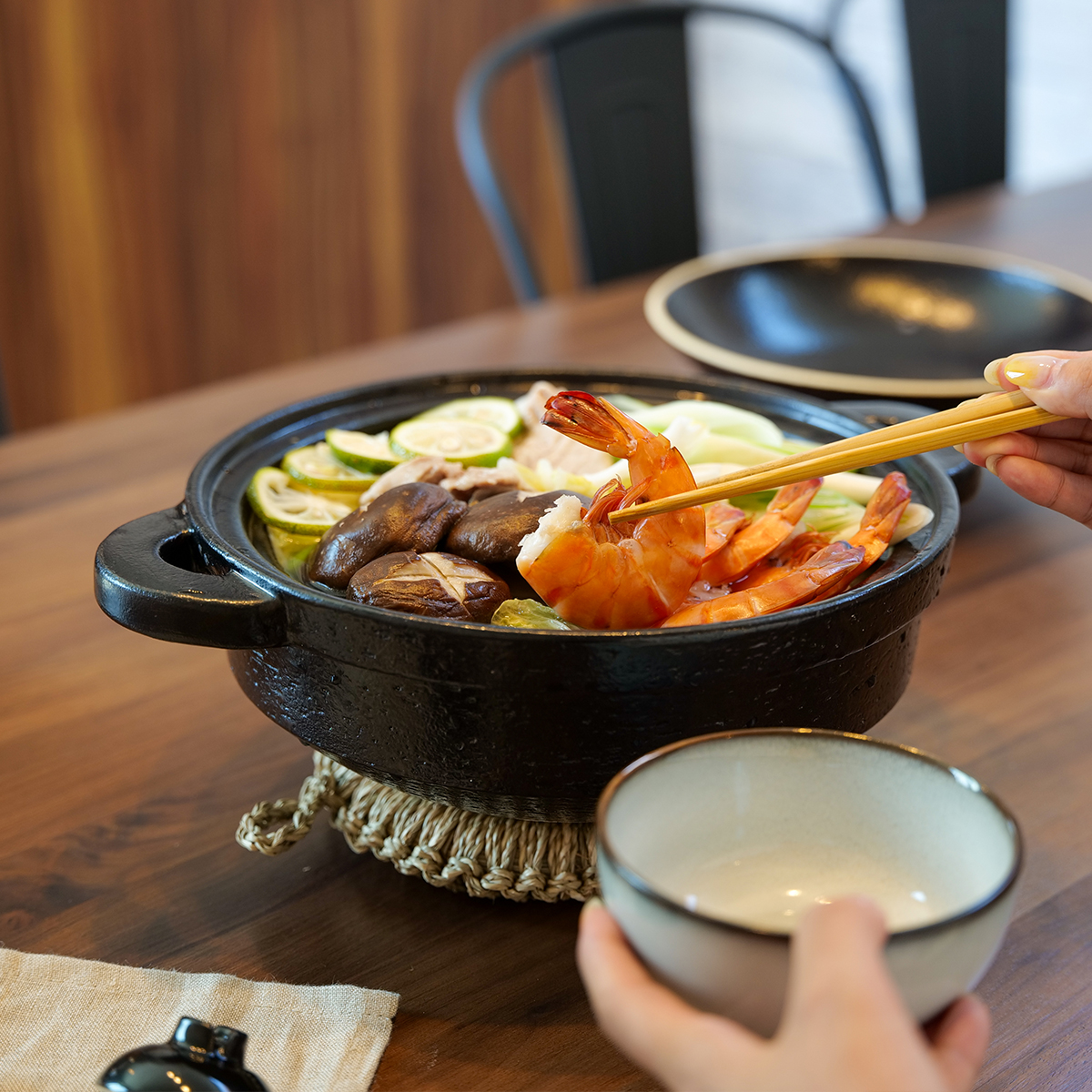 長谷園】 IH対応ヘルシー蒸し鍋 黒釉 小 | itomani（いとまに）｜日常