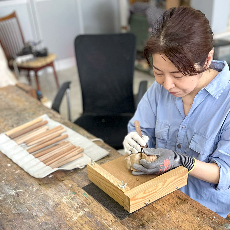 やんのかステップ木彫作品 白黒ハチワレ桜の盆栽乗せ【HITOMIKO（木村