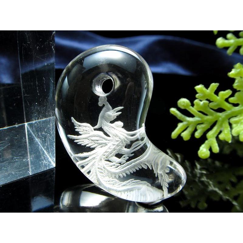 1個売り 吉祥の霊鳥 鳳凰 素彫り水晶勾玉(まがたま) 縦約30mm×横約19mm