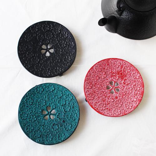 瓶敷き 桜 13cm 赤/緑/黒 鍋敷き 南部鉄器 お土産に人気 おしゃれ : さ