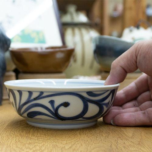和食器 砥部焼 梅山窯 中鉢 14cm 外底 唐草 : うつわの店 クラフト