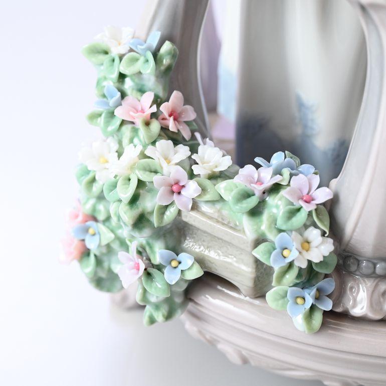 LLADRO（リヤドロ） バルコニーの朝 フィギュア 人形 女性 女の子 花