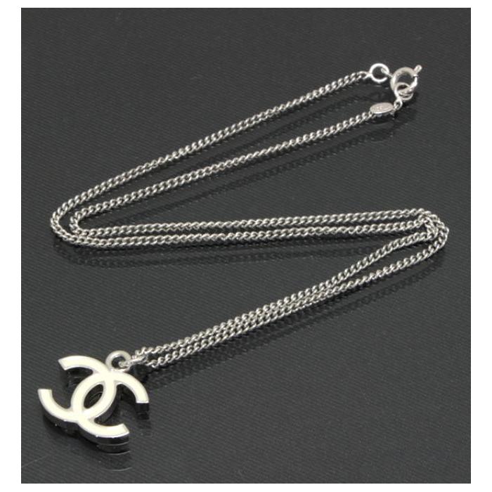 CHANEL（シャネル） 定番人気！ 美品 ココマーク ネックレス 白 05V