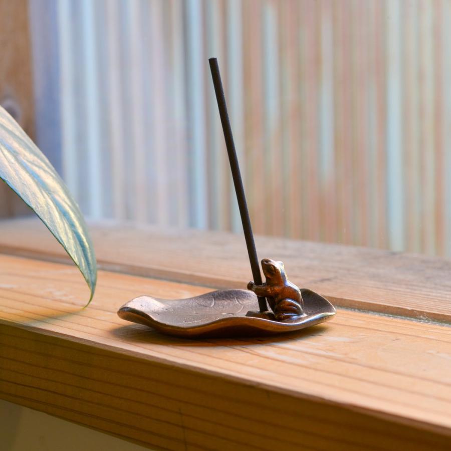 銅製 香立 蓮に蛙 大 ( 退職祝い 定年 お香 線香 リラックス 仏具 人気