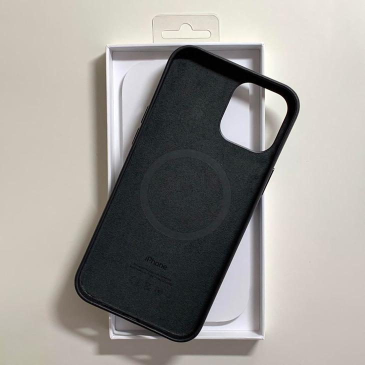 Apple純正 MagSafe対応 iPhone 12 Pro Max レザーケース・ブラック