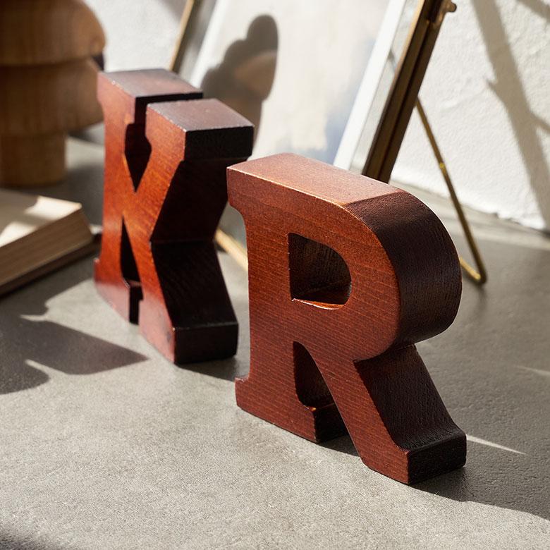ELEMENTS アルファベット イニシャル オブジェ 木製 木彫り 0 1 2 3 4