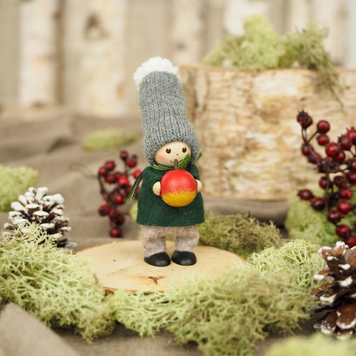 ノルディカニッセ 2025 新作 リンゴを持った男の子 Nordic Forest