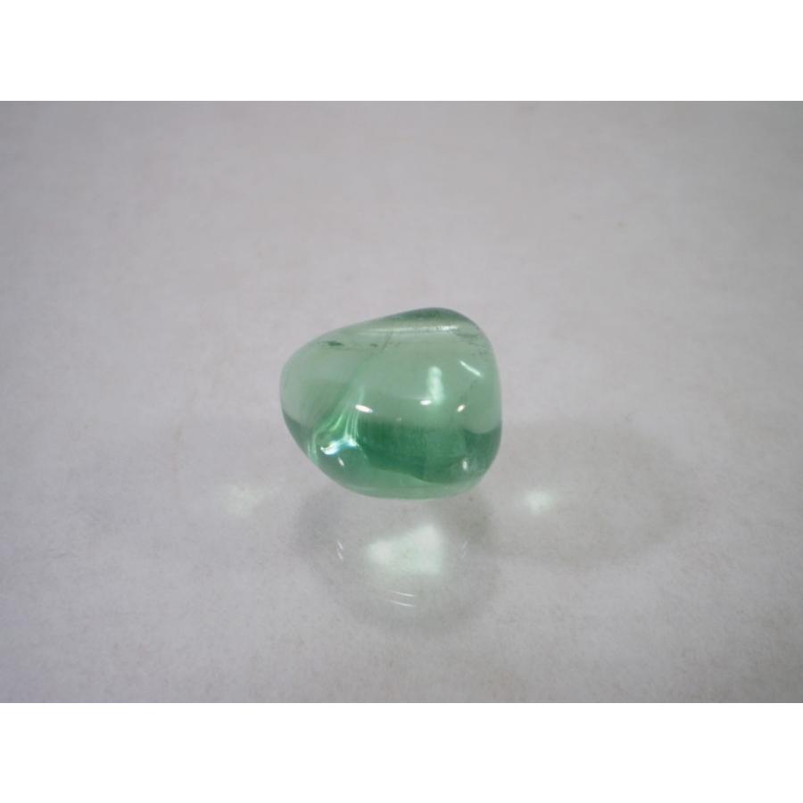 グリーンフローライト（蛍石）透明感のある柔らかな緑色調和をもたらす