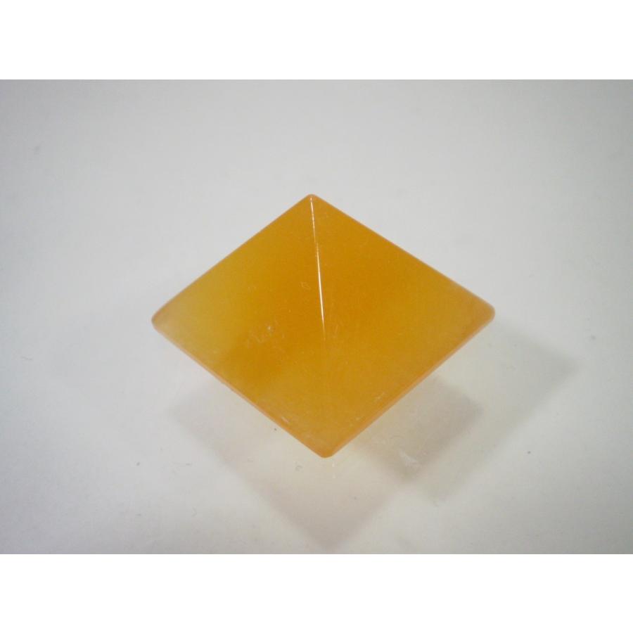 オレンジカルサイト（方解石）のピラミッド幸運をもたらすオレンジ色の