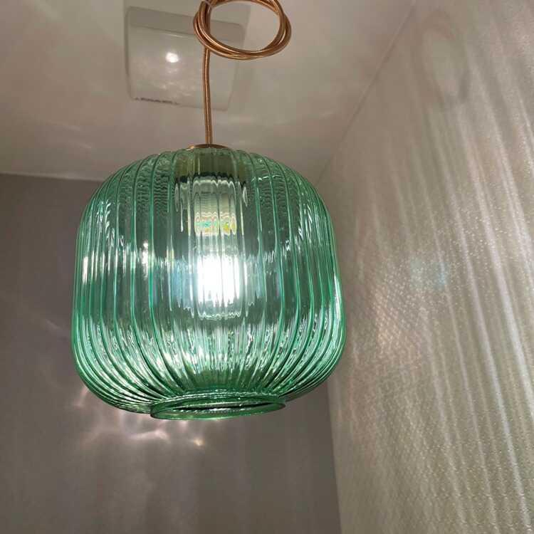 縦ストライプカットが綺麗なガラス製ペンダント照明 緑グリーン お得な