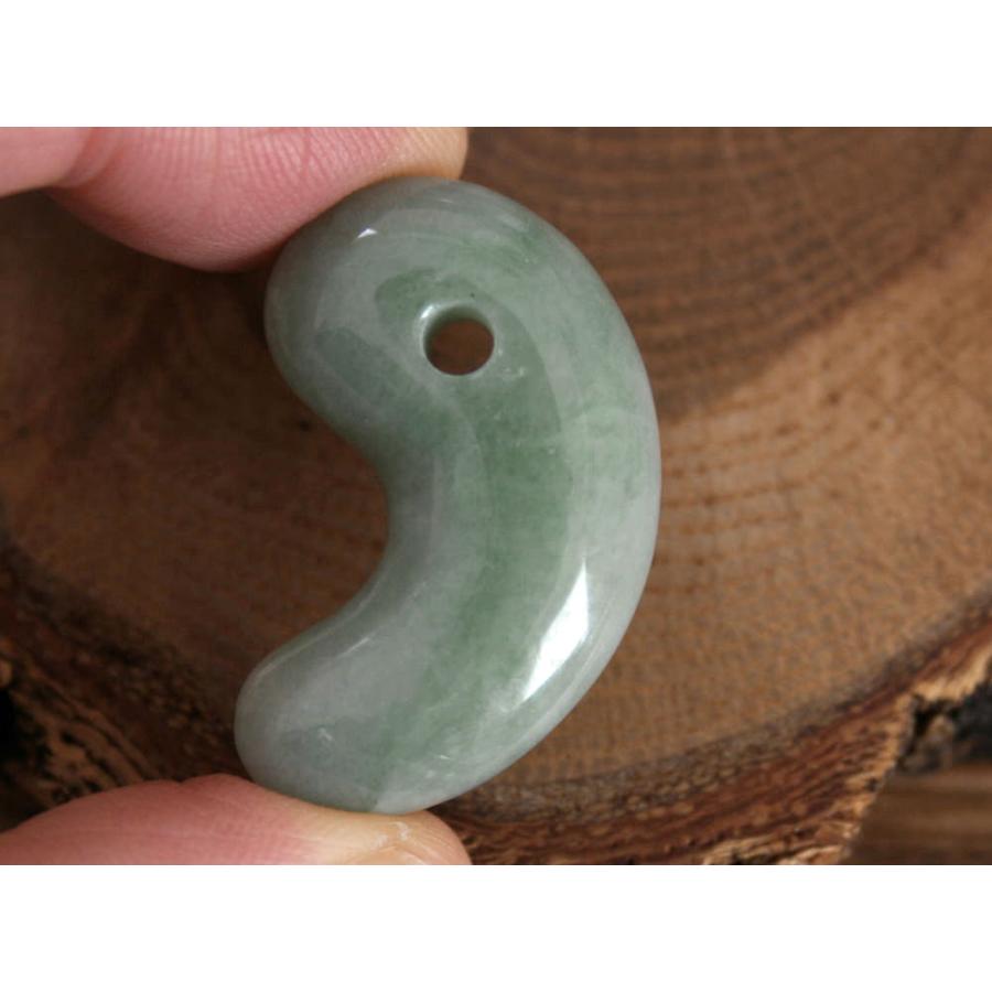 糸魚川翡翠勾玉 M10345 SeaVer 作 35mm*21mm*11mm 糸魚川産 ひすい