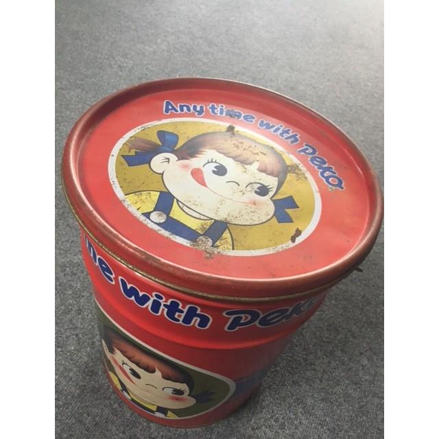 不二家（FUJIYA） ◎不二家 ペコちゃん 大型 ブリキ缶 【座面