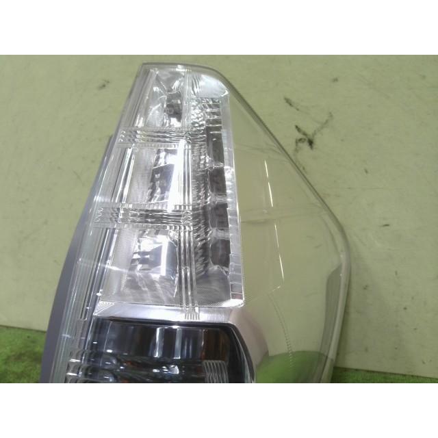 プリウスα DAA-ZVW41W 右テールランプ 070 47-46 81551-47140 中古