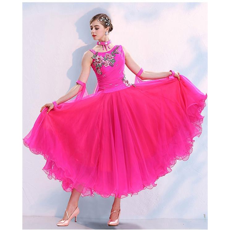 社交ダンス 衣装 豪華な社交ダンスドレス 大きい裾 ダンス発表会