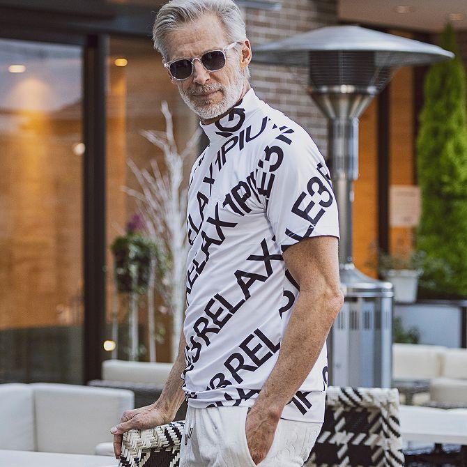 1PIU1UGUALE3 RELAX ウノピゥウノウグァーレトレ 総柄ロゴモックネック