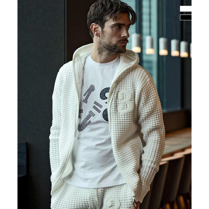 1PIU1UGUALE3 RELAX ウノピゥウノウグァーレトレ リラックス 3ロゴワッ