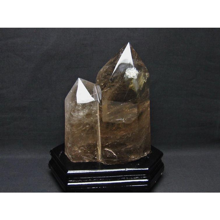 スモーキークォーツ 六角柱 煙水晶 虹入り 3.7Kg 台座付属 送料無料