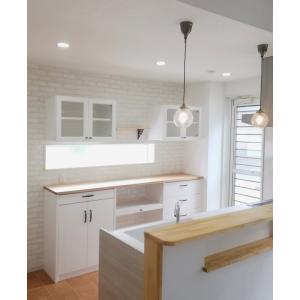 水色と白のタイルトップ キッチンカウンター : オーダー家具のキノカ