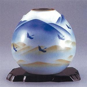 日本の伝統工芸品【九谷焼】10号花瓶 金箔鶴木立連山 N177-01 : 九谷焼