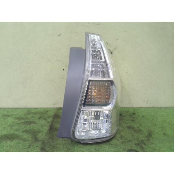 プリウスα DAA-ZVW41W 右テールランプ 070 47-46 81551-47140 中古